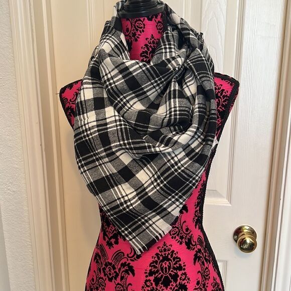 Large square blanket scarf. Can be worn many ways. - Picture 1 of 3